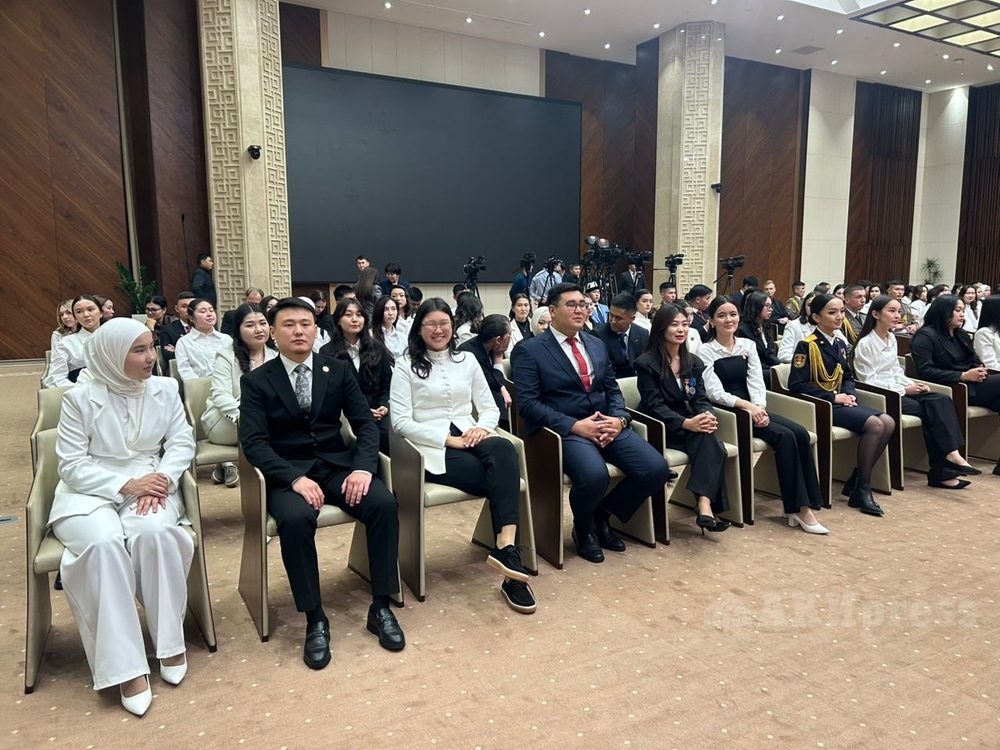 Садыр Жапаров вручил президентские стипендии 92 лучшим студентам страны