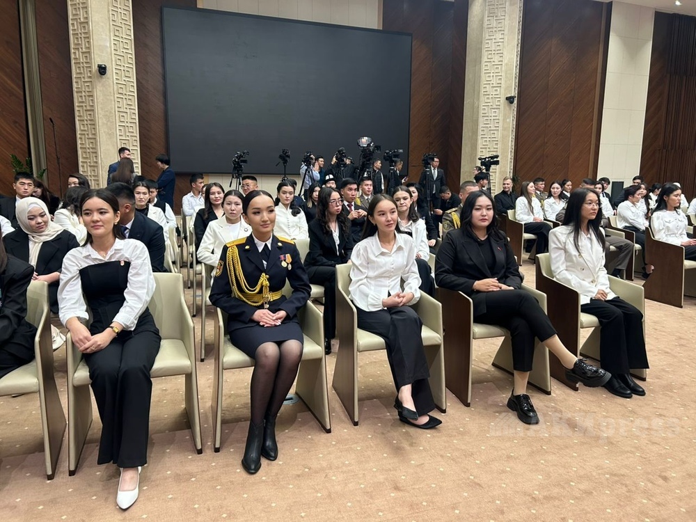 Садыр Жапаров вручил президентские стипендии 92 лучшим студентам страны